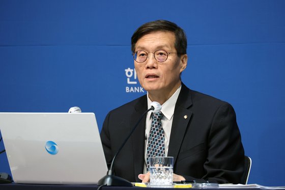 이창용 한국은행 총재가 11일 서울 중구 한국은행에서 열린 통화정책방향 기자간담회에서 발언하고 있다. 연합뉴스