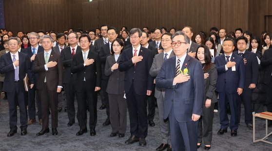 조태열 외교부 장관이 12일 서울 종로구 외교부 청사에서 열린 취임식에 참석자들과 함께 국민의례를 하는 모습. 뉴스1.