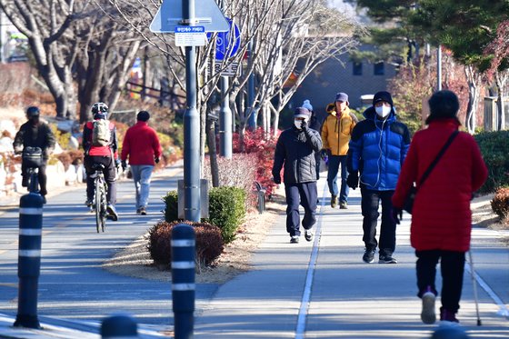 4일 오전 경북 포항시 남구 철길 숲에서 마스크를 쓴 시민들이 산책을 하고 있다. 뉴스1