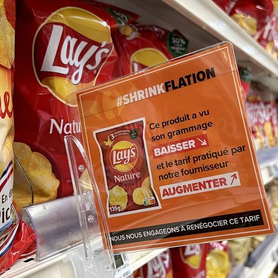 프랑스 대형마트 까르푸는 9월부터 동일한 가격에 상품 용량이 변경됐을 때 이를 제품 앞에 별도로 표시하기로 했다. 감자칩 매대에 ‘#SHRINKFLATION’이란 표시가 붙어 있다. 사진 까르푸 링크드인