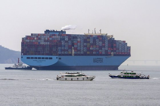 지난해 12월 27일 중국 남동부 푸젠성 샤먼 항구에서 컨테이너선이 항해할 준비를 하고 있다. AP=연합뉴스