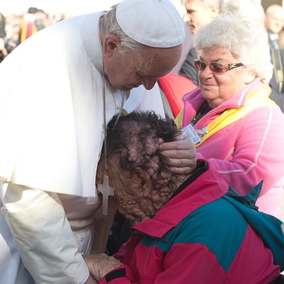 2013년 비니치오 리바의 머리 어루만지는 프란치스코 교황. 사진 바티칸 뉴스 X 캡처