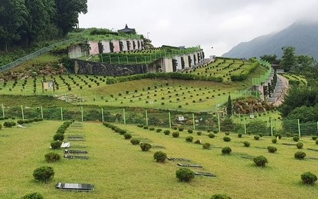 부산 추모공원 가족봉안묘 전경. 송봉근 기자