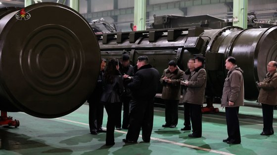 김정은 북한 국무위원장이 딸 주애와 함께 '중요 군용 대차 생산 공장'을 현지지도 했다고 당 기관지 노동신문이 5일 보도했다. 노동신문, 뉴스1