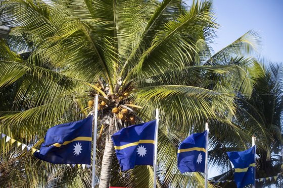 지난 2018년 나우루에서 열린 태평양 제도 포럼 행사장에 나우루 국기가 걸려 있다. AP=연합뉴스
