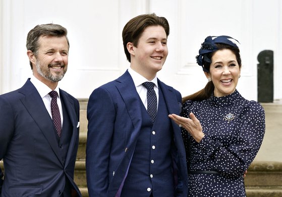 프레데리크 왕세자(왼쪽)와 메리 왕세자빈이 장남 크리스티안 왕자와 함께 있다. AFP=연합뉴스 