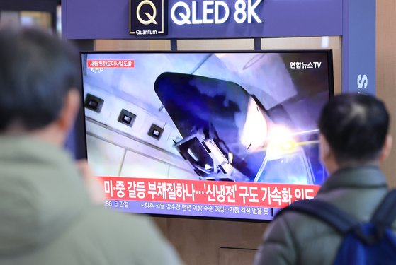 북한이 동해상으로 미상의 탄도미사일을 발사한 14일 오후 서울역 대합실에서 시민들이 관련 보도를 보고 있다. 연합뉴스