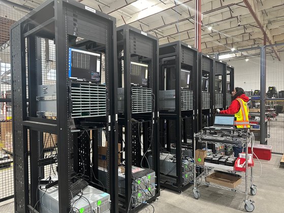 11일(현지시간) 미국 네바다주 라스베이거스에 위치한 SK에코플랜트 자회사 TES 공장에서 데이터 서버 메모리 삭제 및 자산 재활용 작업을 진행하고 있다. 사진 SK에코플랜트