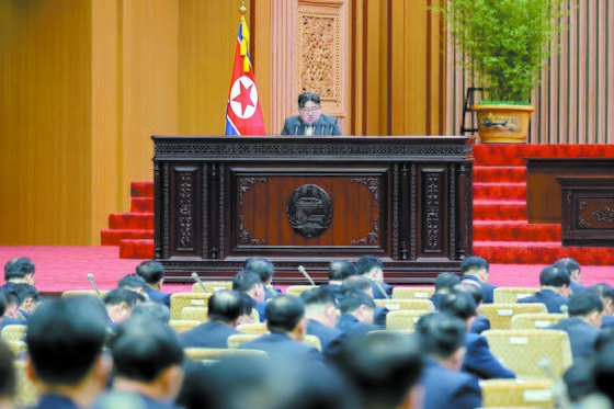 김정은 북한 국무위원장이 15일 최고인민회의에서 시정연설을 하고 있다. 노동신문