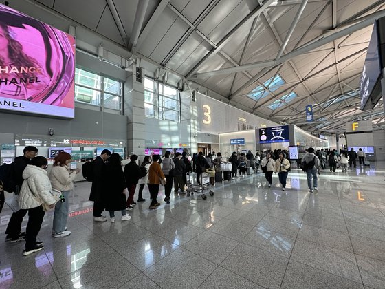 16일 오전 인천국제공항. 해외로 나가려는 승객들이 몰리면서 출국장 앞에 긴 줄이 서 있는 모습이다. 박영우 기자 