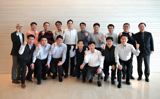 이달 16일 이재용 삼성전자 회장(뒷줄 왼쪽에서 다섯번째)이 사내 최고 기술자인 '삼성 명장' 선정자 15명과 간담회를 가졌다. 삼성전자