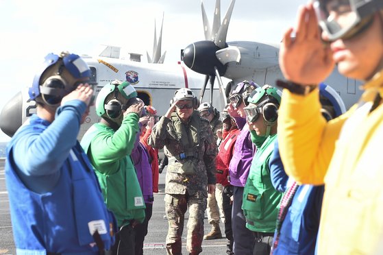 김명수 합참의장이 15일 한미일 해상훈련을 실시하고 있는 미 항공모함 칼빈슨함에 방문하여 임무요원들에게 경례를 받고 있다. 합참 제공