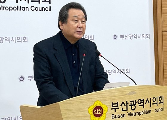 국민의힘 전신인 새누리당 대표를 지낸 김무성 전 의원이 15일 부산시의회에서 제22대 총선 출마 선언을 하고 있다.연합뉴스