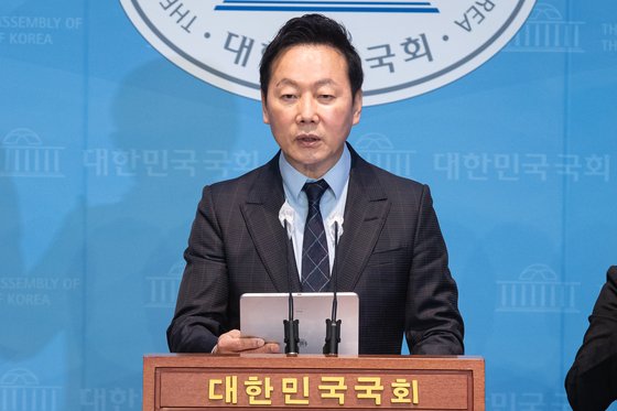 정봉주 더불어민주당 교육연수원장이 지난 8일 서울 여의도 국회 소통관에서 제22대 총선 서울 강북(을) 출마선언을 하고 있다. 뉴스1