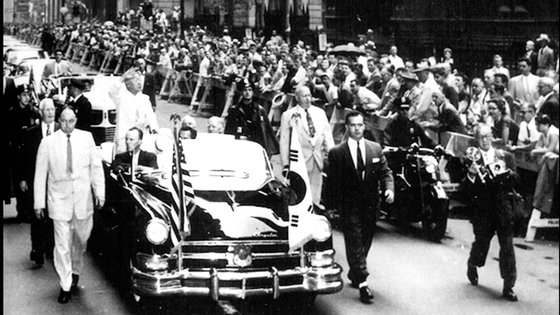 영화 ‘건국전쟁’에 나오는 이승만 전 대통령의 1954년 방미 영상. 뉴욕 맨해튼에서 카퍼레이드하며 손을 흔들고 있다. [사진 김덕영]