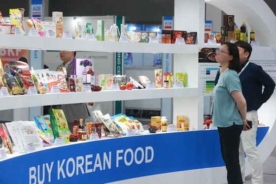 지난해 4월 서울 서초구 aT센터에서 열린 '2023년 K푸드 플러스 해외 바이어 초청 수출 상담회'에서 참관객들이 전시장을 둘러보고 있다. 연합뉴스