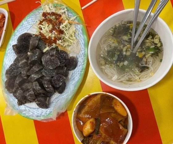 강원 홍천군의 한 지역 축제에서 한 접시에 2만원에 판매돼 논란을 부른 순대. 사진 온라인 커뮤니티 보배드림 캡처