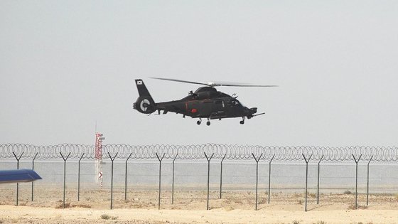 국내 기술로 개발된 공격 헬기인 육군의 소형무장헬기(LAH) 1호기가 지난해 11월 아랍에미리트(UAE) 두바이 에어쇼에 참가했다. 방위사업청 제공