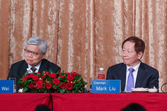 지난 18일 (현지시간) 마크 리우(오른쪽) TSMC 회장이 실적발표 후 기자회견을 하고 있다. AFP=연합뉴스