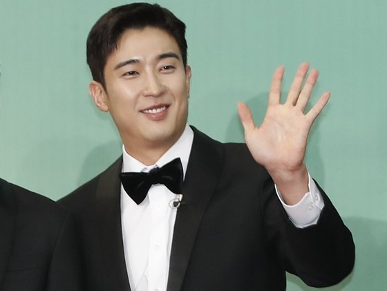 Actor Kang Kyeong-jun Appoints Lawyer in Lawsuit Claiming Alimony for Incestuous Affair