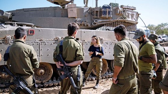  지난해 11월 23일 이스라엘 남부 가자 국경 지대에서 이스라엘 남녀 군인들이 대화를 나누고 있다. EPA=연합뉴스