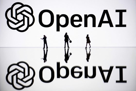 챗GPT 개발사 오픈AI의 샘 올트먼 최고경영자(CEO)가 자체 인공지능(AI) 반도체 생산을 위한 네트워크 구축을 추진하고 있다. 사진은 오픈AI 로고 앞을 걷고 있는 사람들 모습. 연합뉴스