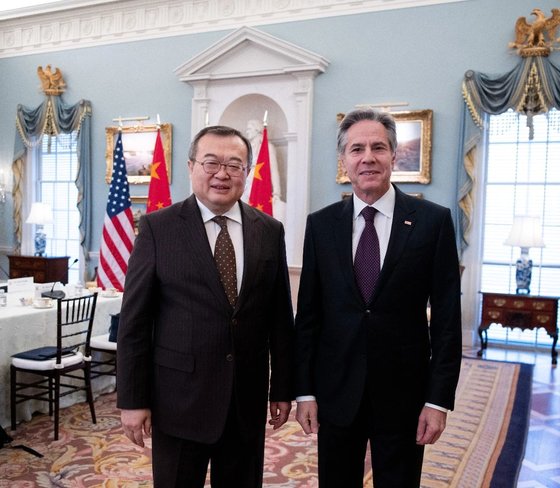 지난 12일(현지시간) 토니 블링컨(오른쪽) 미 국무장관이 워싱턴에서 류젠차오(왼쪽) 중국공산당 중앙 대외연락부장을 만나 대만 및 북한 문제를 논의했다. 중련부 홈페이지 캡처