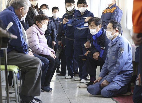 기시다 후미오 일본 총리가 지난 14일 지진 피해지인 이시카와현 스즈시의 대피소를 찾아 이재민들의 이야기를 듣고 있다. AP=연합뉴스
