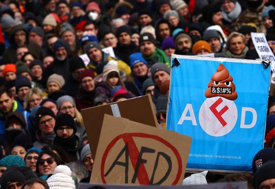 20일 독일 프랑크푸르트에서 열린 독일의 극우 정당 '독일을위한대안'(AfD)에 반대하고 민주주의 수호를 위한 시위에 수만 명이 참석했다. 로이터=연합뉴스