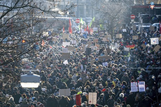 많은 독일 사람들은 20일 독일 뉘른베르크에서 우익 극단주의에 반대하는 시위에 참여했다. AP=연합뉴스 
