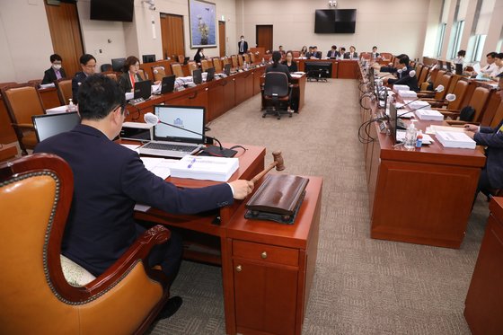 지난해 5월 '미래차 특별법' 심사하는 국회 산업위 소위 회의. 뉴스1