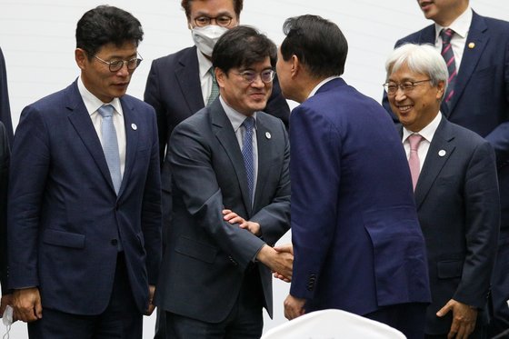 2022년 5월 당시 공영운 현대차 사장이 윤석열 대통령과 악수하는 모습. 중앙포토