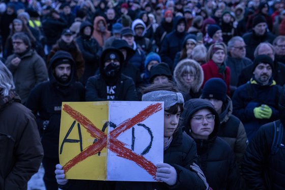 극우 정당인 ‘독일을 위한 대안(AfD)’에 반대하는 시민들이 21일(현지시간) 독일 베를린에 모여 시위를 벌이고 있다. 주최 측은 지난 19일부터 사흘간 전국 약 100개 도시에서 140만 명 이상이 시위에 참여했다고 밝혔다. AP=연합뉴스