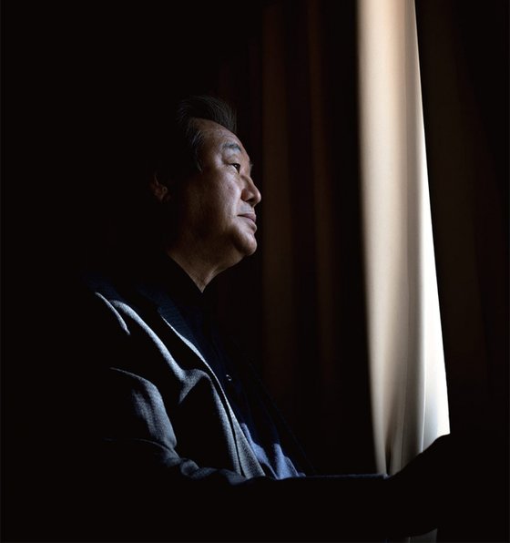1월 12일 월간중앙과의 인터뷰가 열린 서울 마포포럼 사무실에서 커튼을 열어 창밖을 내다보는 김무성 전 새누리당 대표.