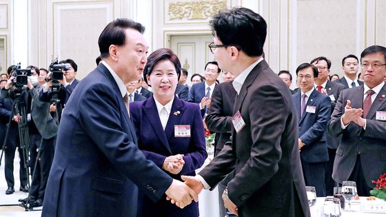 윤석열 대통령이 지난 3일 청와대 영빈관에서 열린 '2024년 신년인사회'에서 한동훈 국민의힘 비상대책위원장과 인사하고 있다. 대통령실사진기자단 