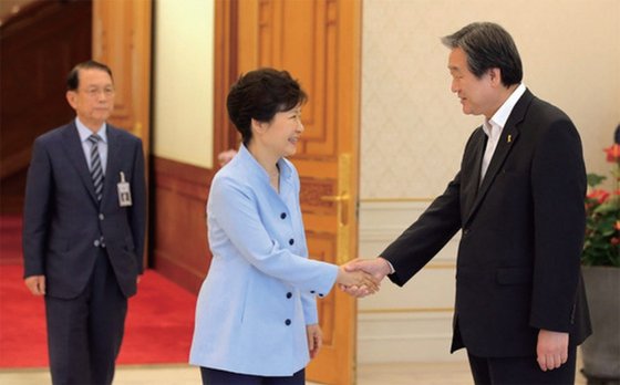 2015년 당시 박근혜 대통령과 청와대에서 만난 김무성 새누리당 대표, 김무성 대표는 여권의 유력 주자이자 킹 메이커였다.
