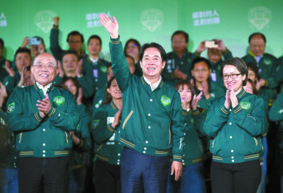 지난 13일 열린 대만 총통 선거에서 승리를 확정한 라이칭더(가운데) 민진당 후보가 타이베이에서 지지자들을 향해 손을 흔들고 있다. AP=연합뉴스