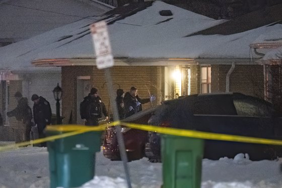 22일(현지시간) 미국 일리노이 시카고 교외의 졸리엣시 세 곳에서 이틀에 걸쳐 8명이 사망한 총격 사건 현장을 경찰이 조사하는 모습. AP=연합뉴스