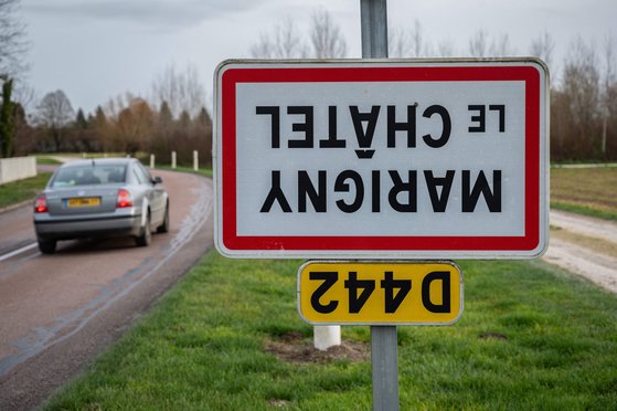 지난달 8일 프랑스 한 마을의 표지판이 거꾸로 뒤집혀 있다. 프랑스 농민들은 농업 정책에 대한 반발로 이같은 뒤집기 운동을 벌였다. AFP=연합뉴스