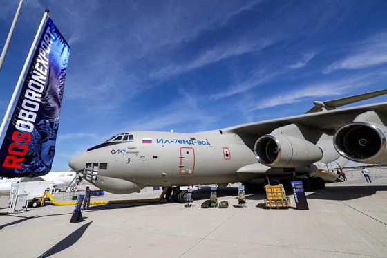 지난해 11월 아랍에미리트 두바이에서 열린 두바이 에어쇼에서 러시아의 일류신(IL)-76 수송기가 대기하고 있다. AFP=연합뉴스