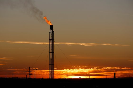 미국 텍사스 퍼미안 분지의 셰일 유전에서 가스를 태우는 모습. 로이터=연합뉴스