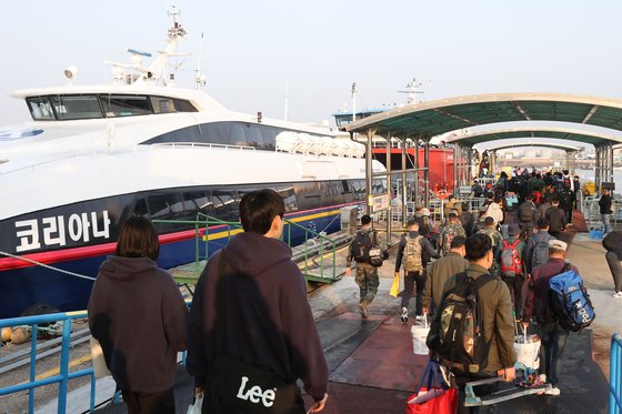 인천 여객터미널에서 섬으로 들어가는 배를 타기 위해 이동하는 승객들. 인천시