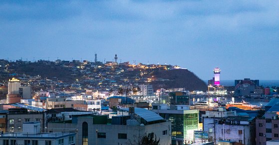 연필뮤지엄 4층에서 본 묵호항 풍경. 멀리 언덕 위에 묵호등대가 있다.