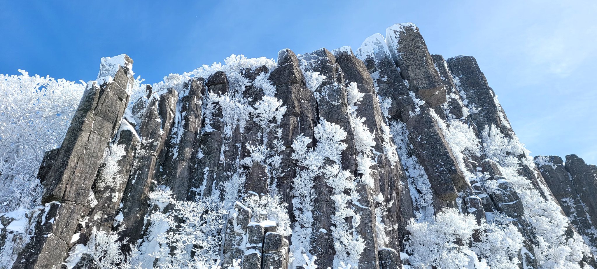 25일 광주 무등산국립공원 정상부(서석대)에 지난 사흘간 내린 눈이 쌓여 아름다운 설경을 연출하고 있다. 사진 무등산국립공원관리사무소 제공