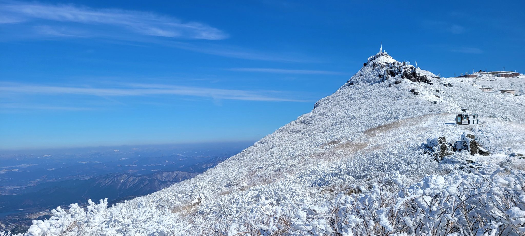 25일 광주 무등산국립공원 정상부(입석대)에 지난 사흘간 내린 눈이 쌓여 아름다운 설경을 연출하고 있다. 사진 무등산국립공원관리사무소