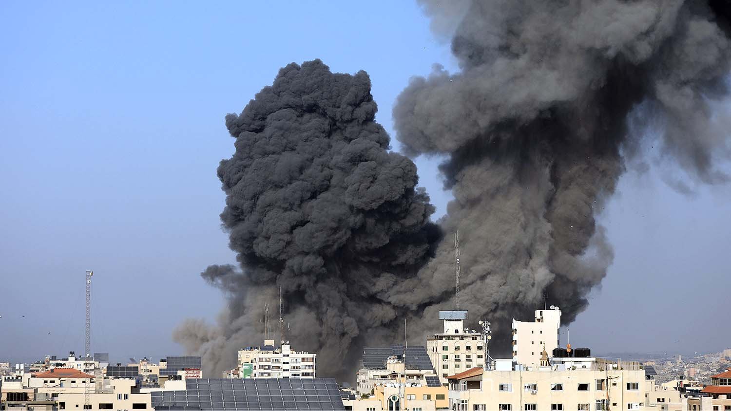 공습으로 검은 연기 치솟는 가자지구. 신화=연합뉴스