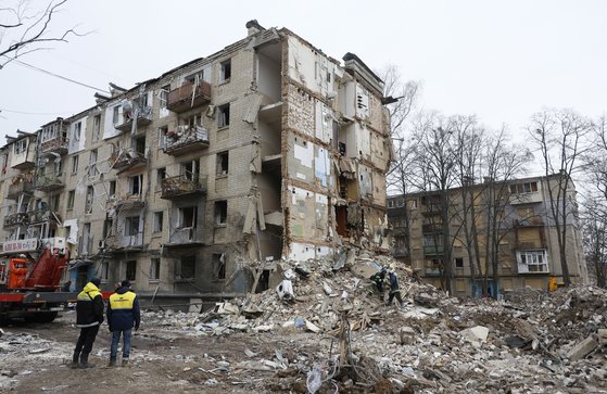 우크라이나 구조대원들이 24일 우크라이나 북동부 하르키우에서 전날 러시아군의 미사일 공격으로 파괴된 건물 잔해에서 구조활동을 하고 있다. EPA=연합뉴스