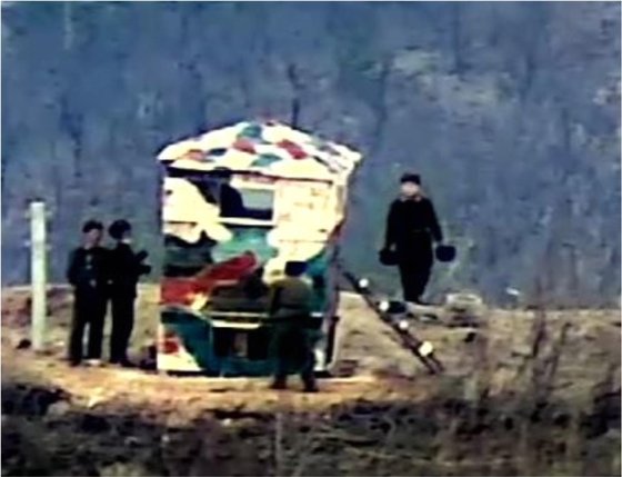 국방부는 북한군이 9·19 남북군사합의로 파괴한 비무장지대(DMZ) 내 최전방 감시초소(GP)에 병력과 장비를 투입하고 감시소를 설치 중인 것으로 드러났다고 지난해 11월 밝혔다. 사진 국방부