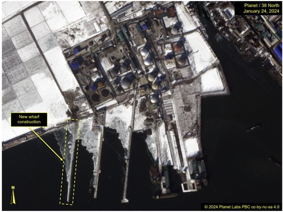 지난 24일 촬영한 북한의 남포항의 위성 사진에 새로운 부두 건설 작업이 진행되는 모습. 38노스. 플래닛랩스.