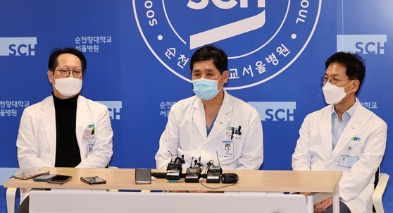 배현진 국민의힘 의원이 괴한으로부터 습격을 당한 25일 저녁 서울 용산구 순천향대학병원에서 이정재 병원장(오른쪽), 박석규 신경외과 교수(가운데) 등 의료진이 환자 상태를 설명하기 위한 브리핑을 하고 있다. 뉴스1